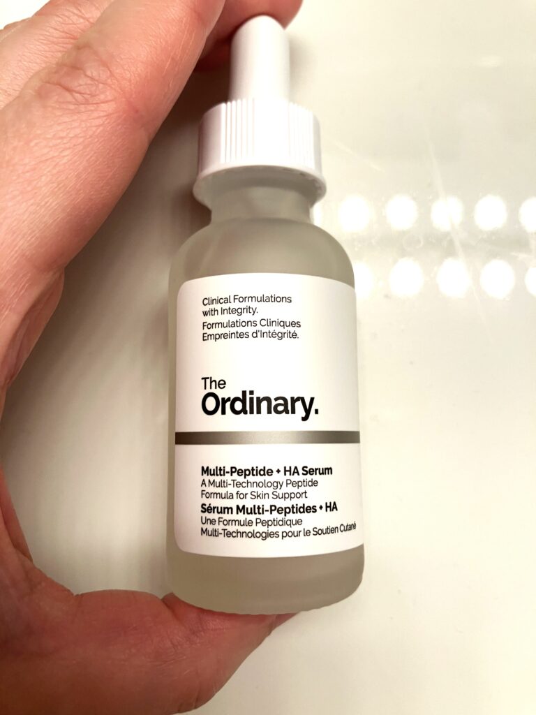 「カナダで愛用中のオーディナリーマルチペプチド+ヒアルロン酸セラム。白のシンプルなボトルがお気に入りです」